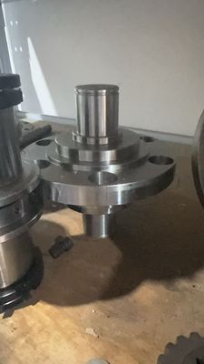 P8820DL Peças sobressalentes de pavimentador de asfalto transportador espiral eixo intermediário separador rotativo eixo intermediário VOE12766358
